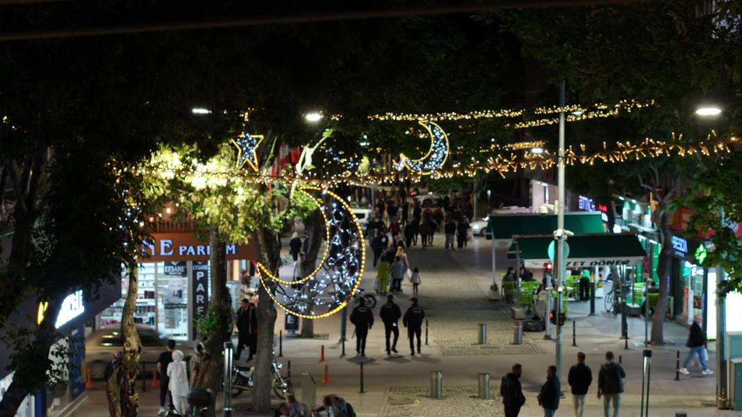Konya Büyükşehir bayram için sokakları süsledi, aydınlattı 4